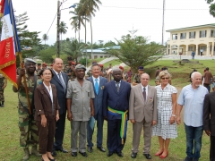 De G à D, le Colonel Okemba, Madame Afome Nze, Jacques Alquier, Pierre Grosjean, le Maire de Cocobeach, J. Pierre Fourès, Madame Valéri, Didier Lespinas et Pierre Obame.