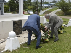 Les Colonnels (ER) Pierre Grosjean et Jean-Pierre Fourès déposent une gerbe